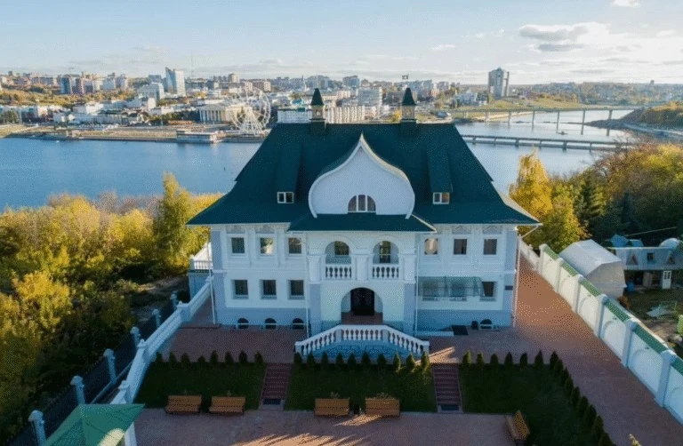 На продажу выставлен объект культурного наследия «Дом купца Kадомцeва», известный также...