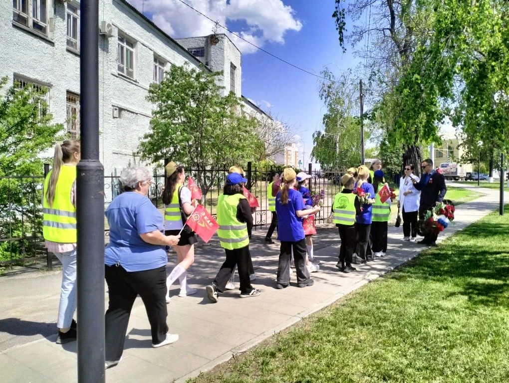 В канун празднования 9 мая отряд Юных инспекторов дорожного движения нашей школы провел акцию «Их им