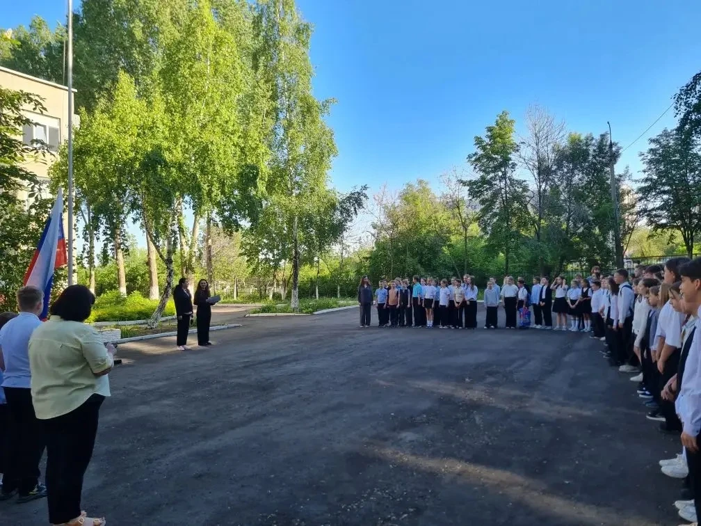 🇷🇺 С новой неделей, школа!  Сегодня на еженедельной линейке в 4–5 классах подняли Государственный фл