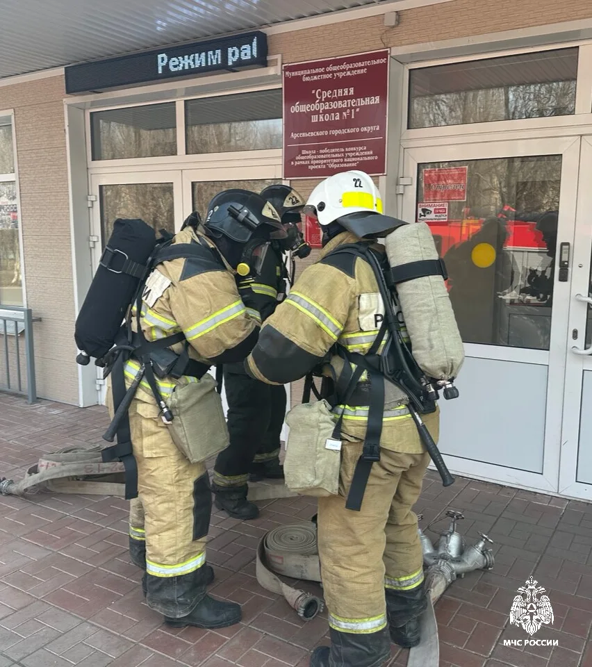 🚒 В Арсеньеве огнеборцы МЧС России отработали спасение людей в школе  В средней общеобразовательной 