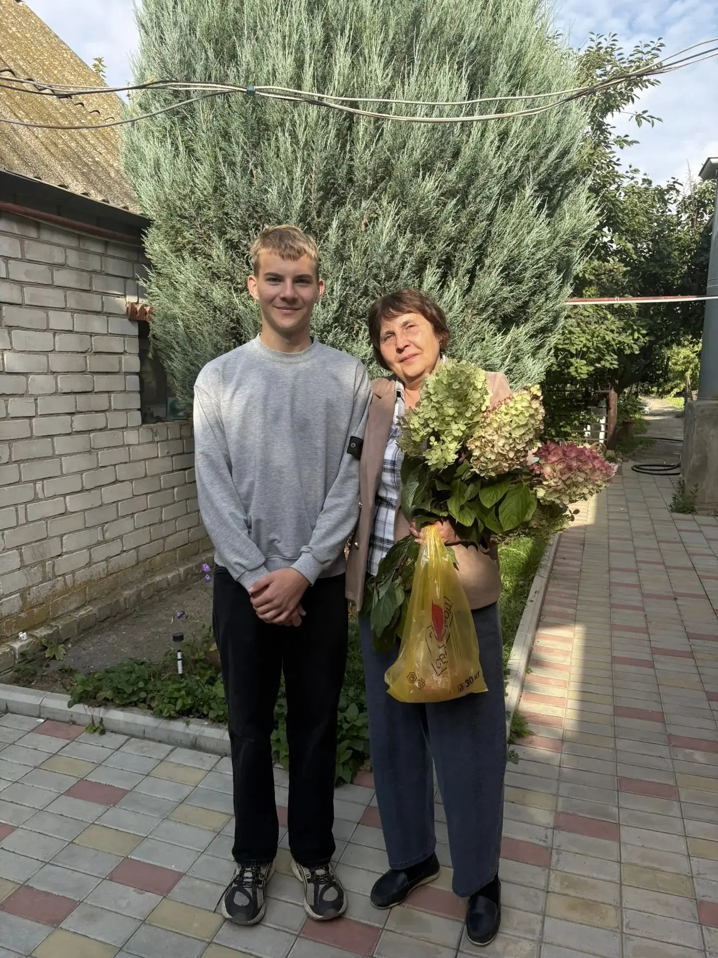 💐В преддверии Дня учителя ученики 8 "Б" класса поздравили ветерана педагогического тру...