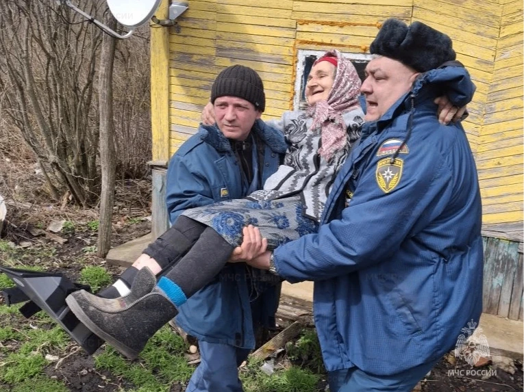❤️Сотрудники МЧС России помогли пожилой женщине добраться до врачей         Сотрудники пожарно-спаса