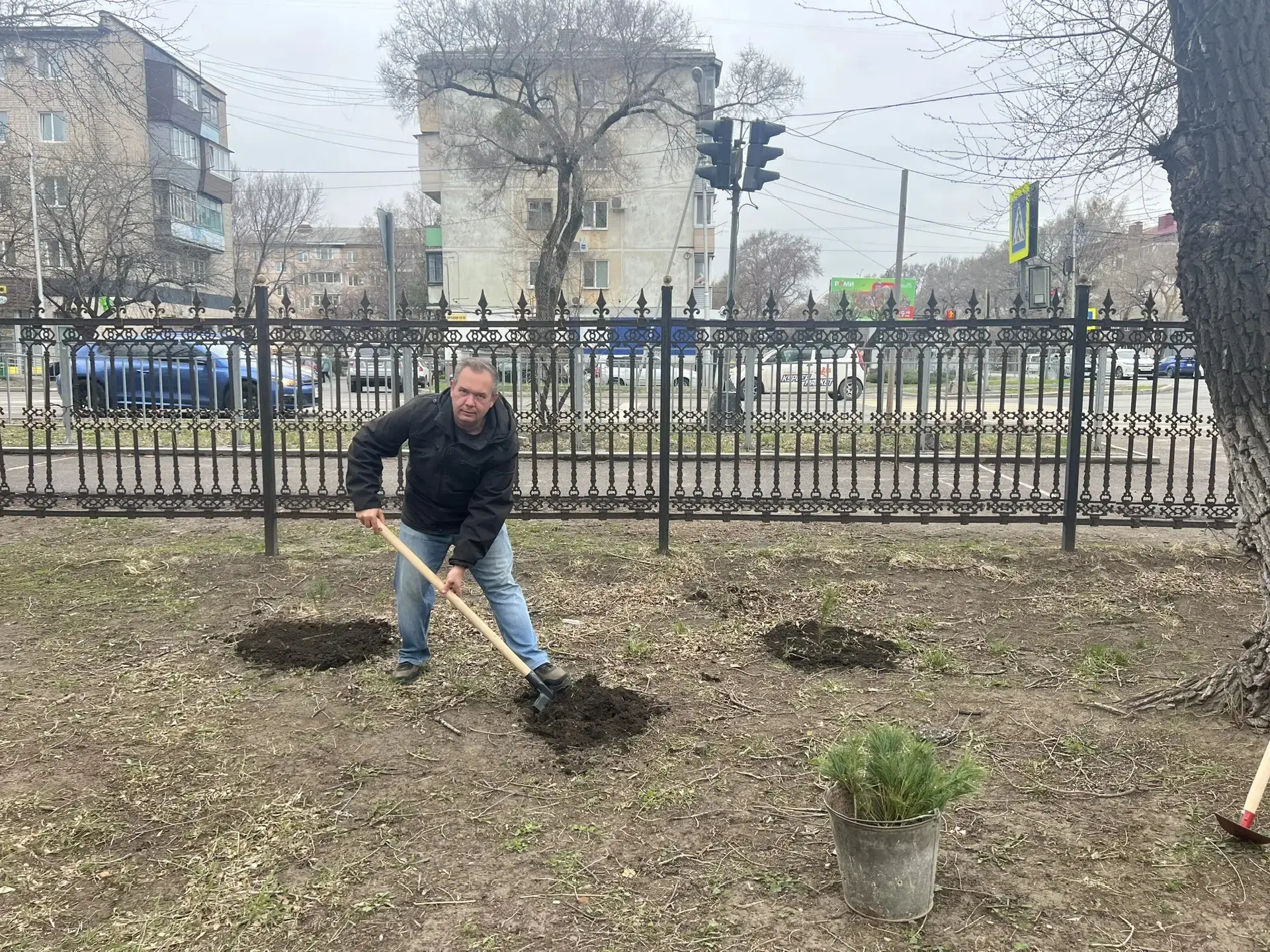 Сегодня в нашей школе прошёл субботник!  Наши дорогие учителя 1 и 2 корпусов дружно вышли наводить к