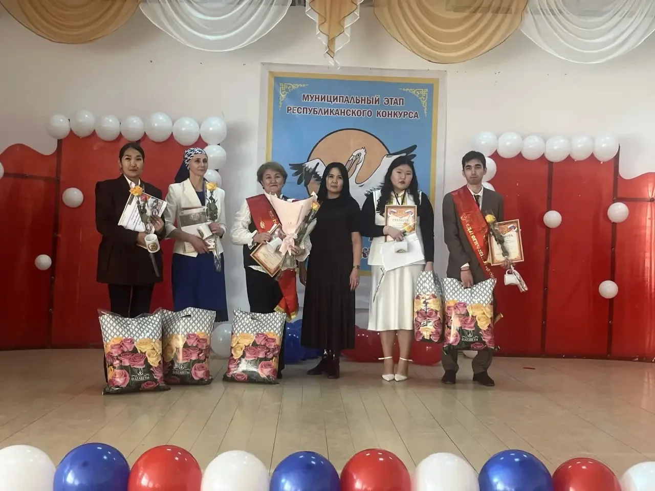 Поздравила и вручила памятные подарки участникам конкурса Улюмджиева Е.В., председатель райкома проф