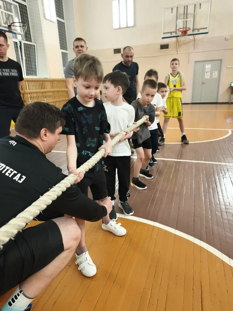 🔥 Вчера в нашей школе состоялись "Богатырские игры" 🏃‍♂️👦🏻✨  Ребята и их папы  показали настоящие бо