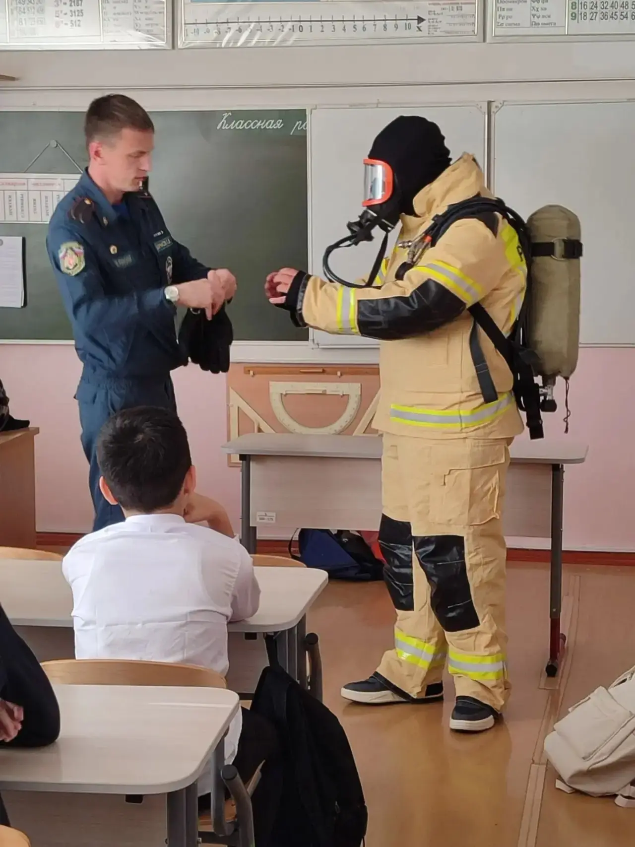 Сегодня на «Разговорах о важном» ученики 7 «Д» класса встретились с настоящим героем — ...