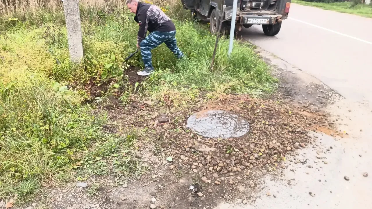 🛠️Слесари аварийно-восстановительных работ в кратчайший срок восстановили крышку люка ...