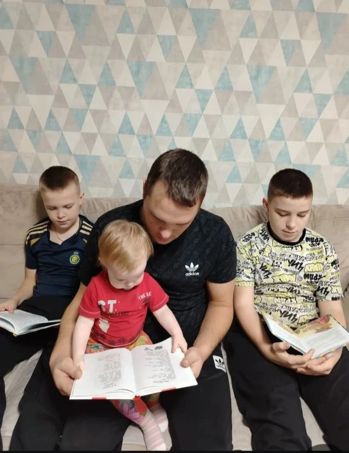 Малыши из группы "Ромашка" приняли участие в акции - "Читаем всей семьёй", посвященной Году дошкольн