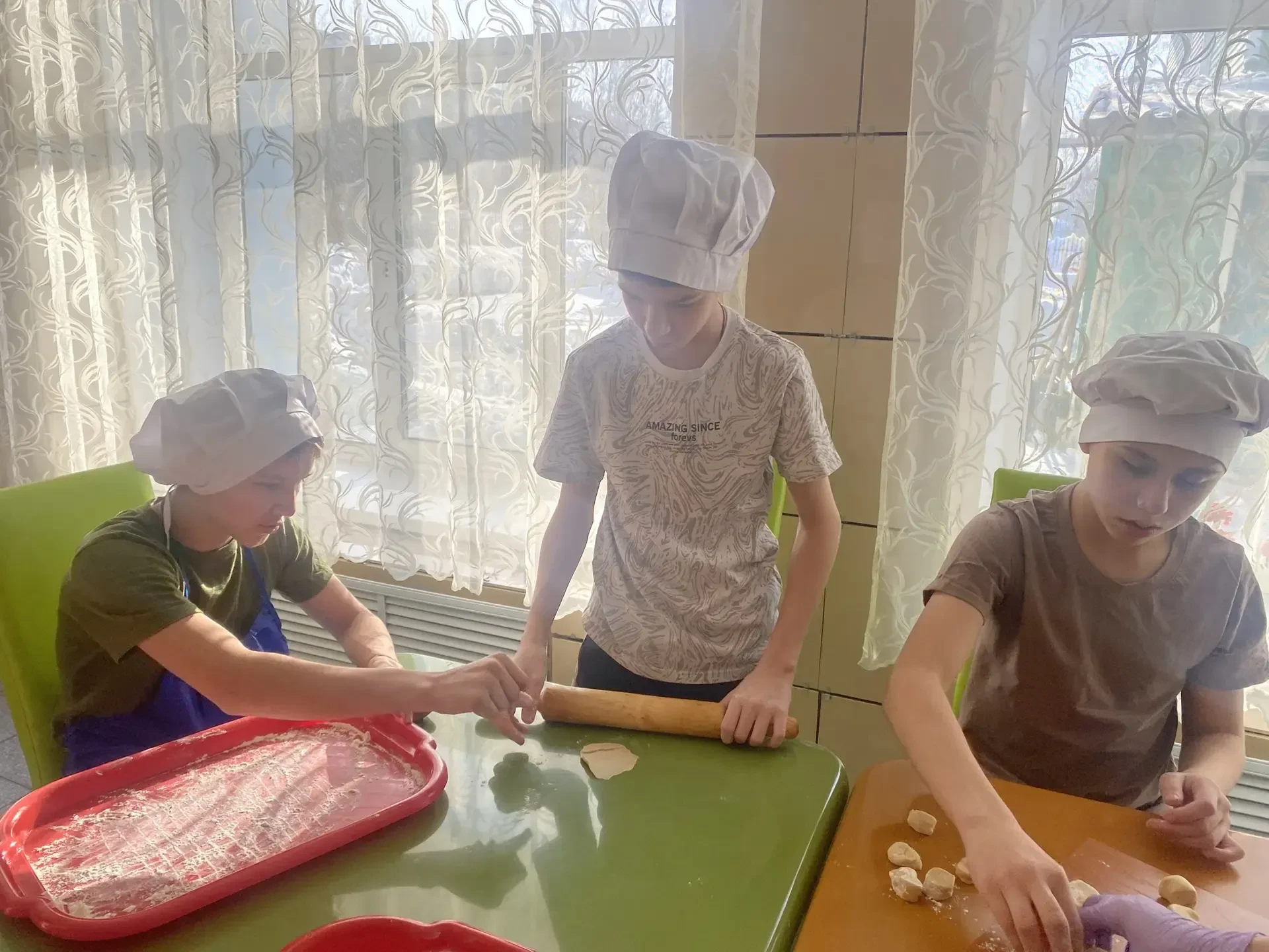 🥟 В выходные в "Гармонии" шумно и весело лепили вареники! Наши мальчики и девочки удив...