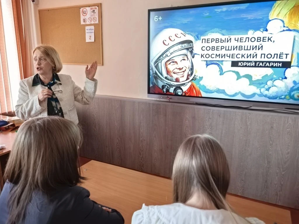 Начало новой четверти — это всегда волнительно! 🌸 А сегодняшний понедельник в лицее начался как обыч