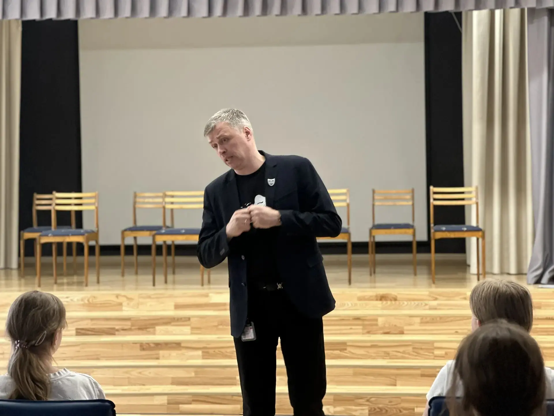 🎭 Сила быть собой: на площадке Ударников для 6-х классов прошел спектакль "Чучело" от театральной ст