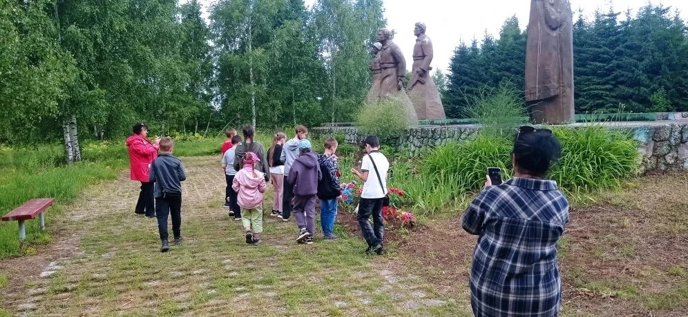 Булатовский филиал совместно с библиотекой-филиалом и Булатовской СОШ. Митинг " Тревожный рассвет 41