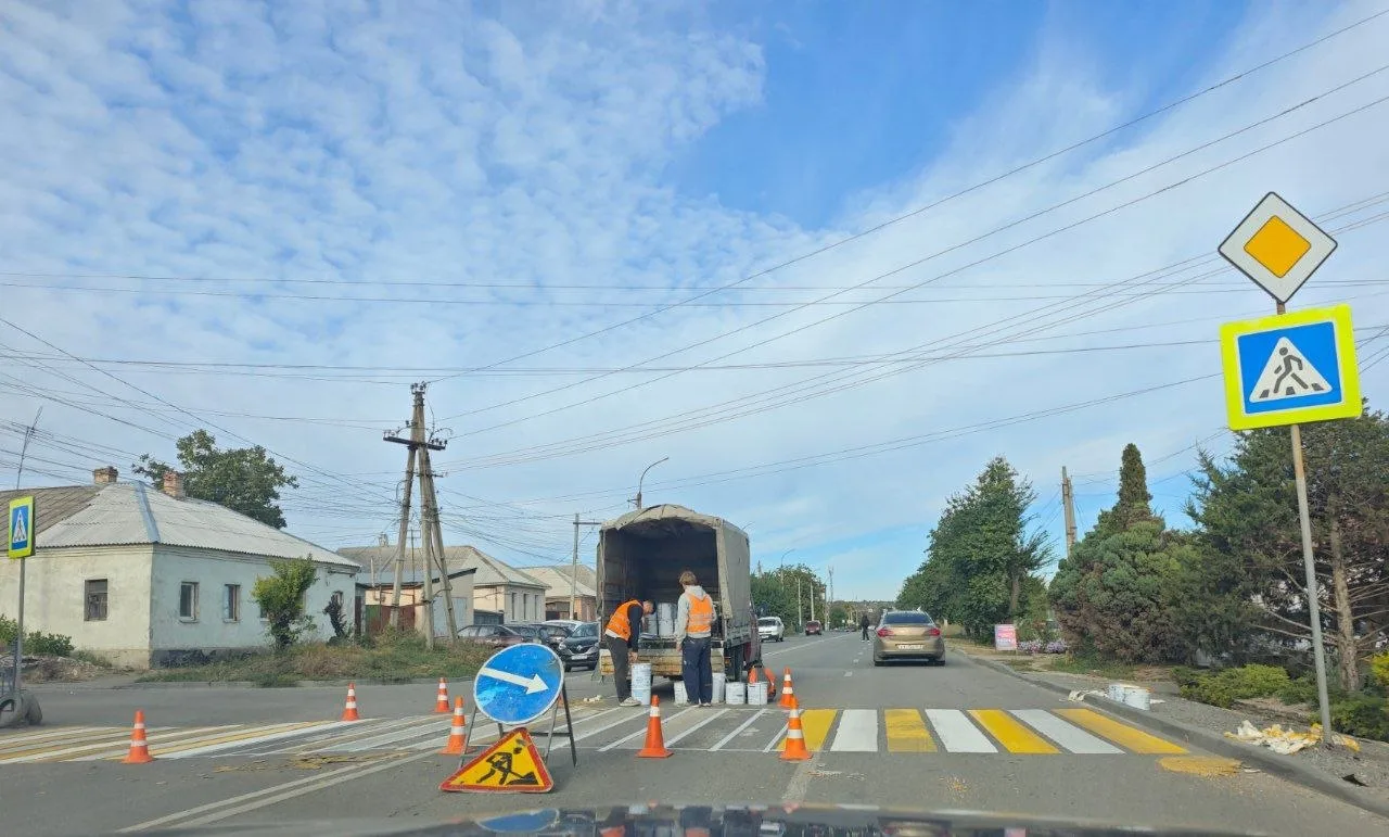 🚸 На улице Артёма обновляют пешеходный переход