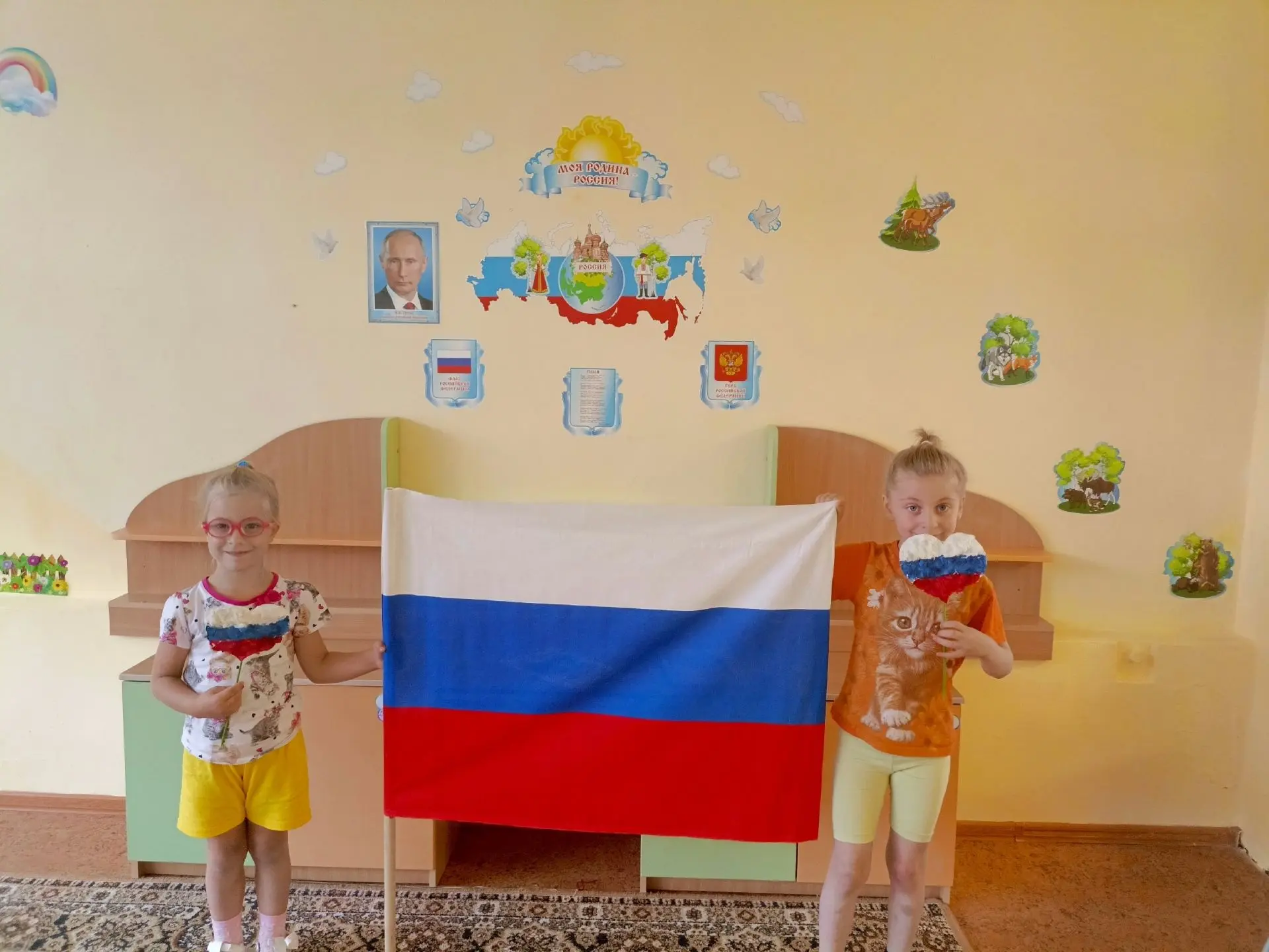 Белый - облако большое,