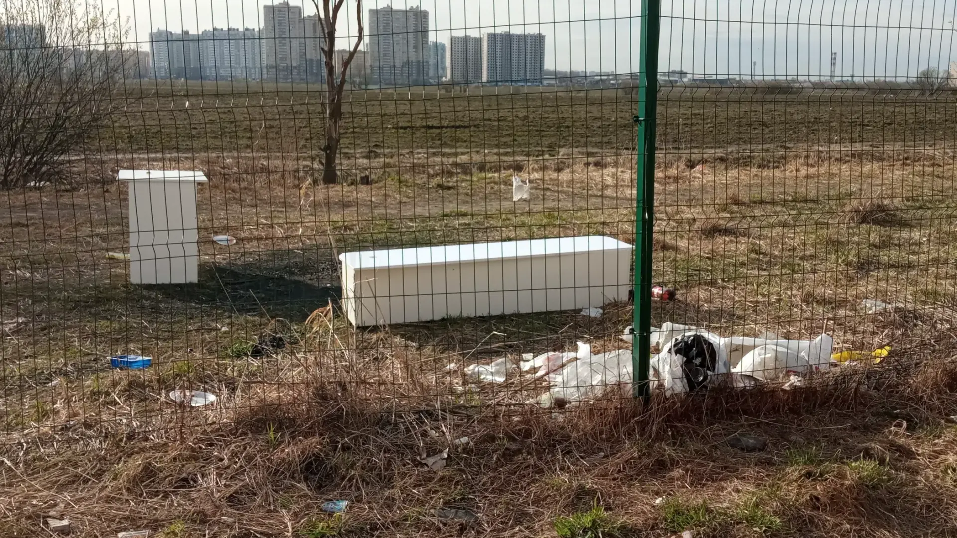 Всё поле между Буграми и Мурино завалено мусором. Даже кухонную мебель используют, чтобы в выходные 