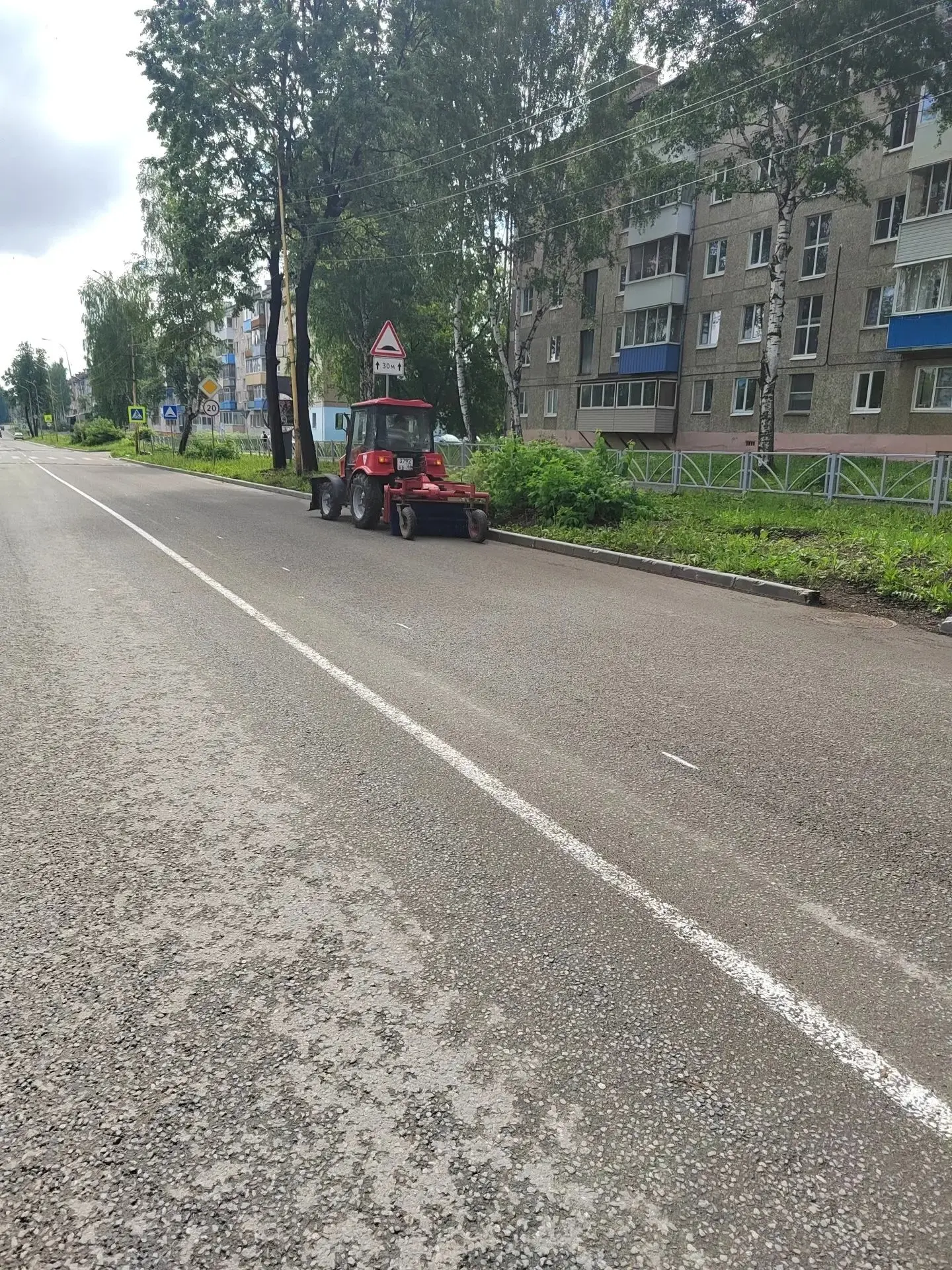 В центре города вовсю идет летняя уборка 🚜Глава города Денис Толмачёв рассказал о работе подрядчико