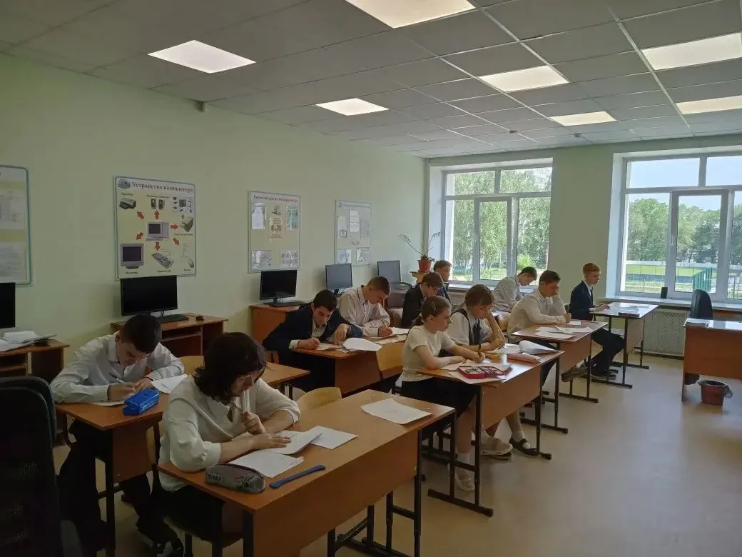 Сегодня ученики 9а класса сдавали единый экзамен по Математике и ОСЖ. Ребята показали свои знания пр