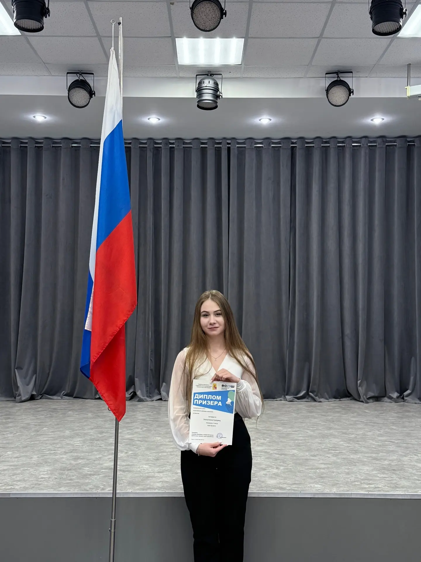 Торжественным поднятием флага началась новая учебная неделя    В понедельник в школе состоялась трад