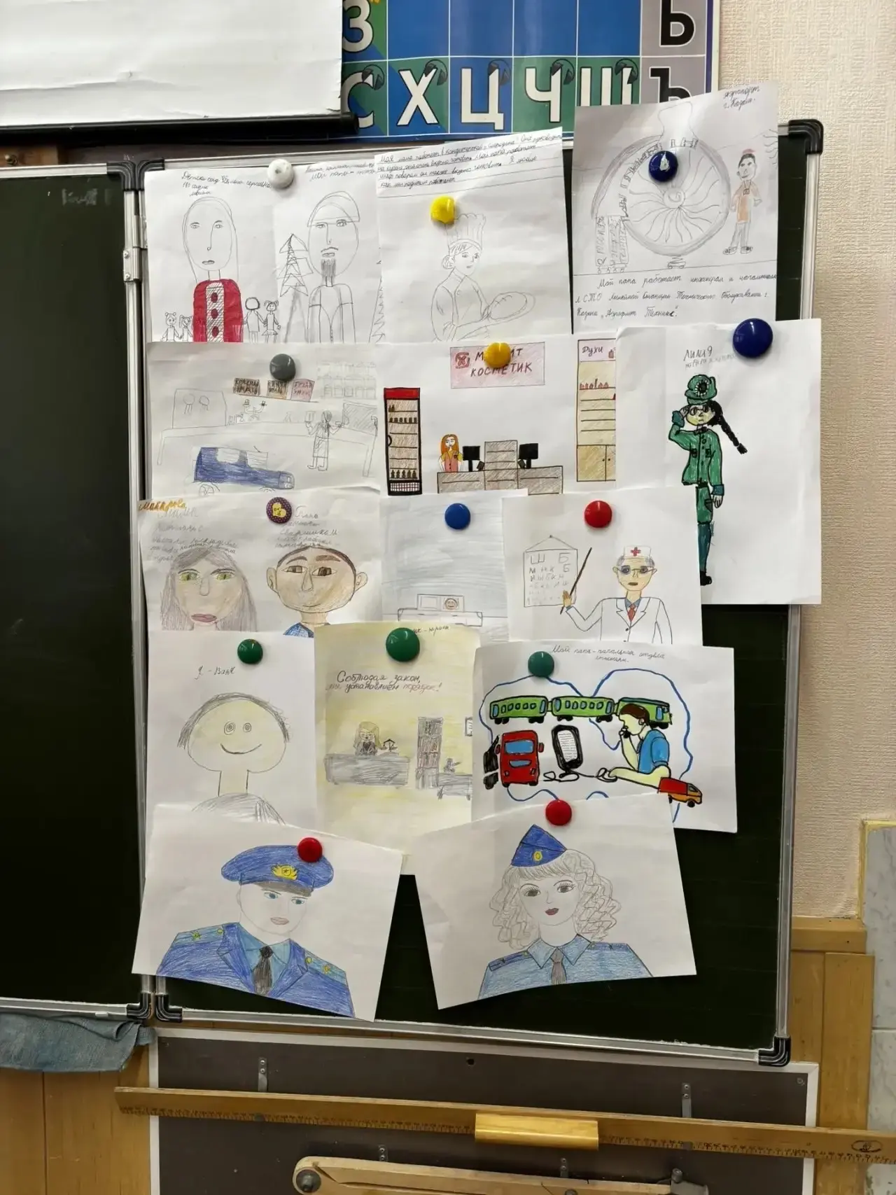 🎨✨ В рамках месячника профориентации у наших второклассников прошла замечательная выставка рисунков 
