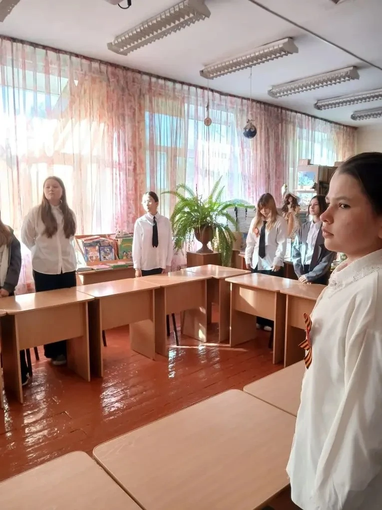 📚 В 5А классе 4 мая прошел урок посвященный истории песен о войне. Дети слушали рассказ Аллы Степано
