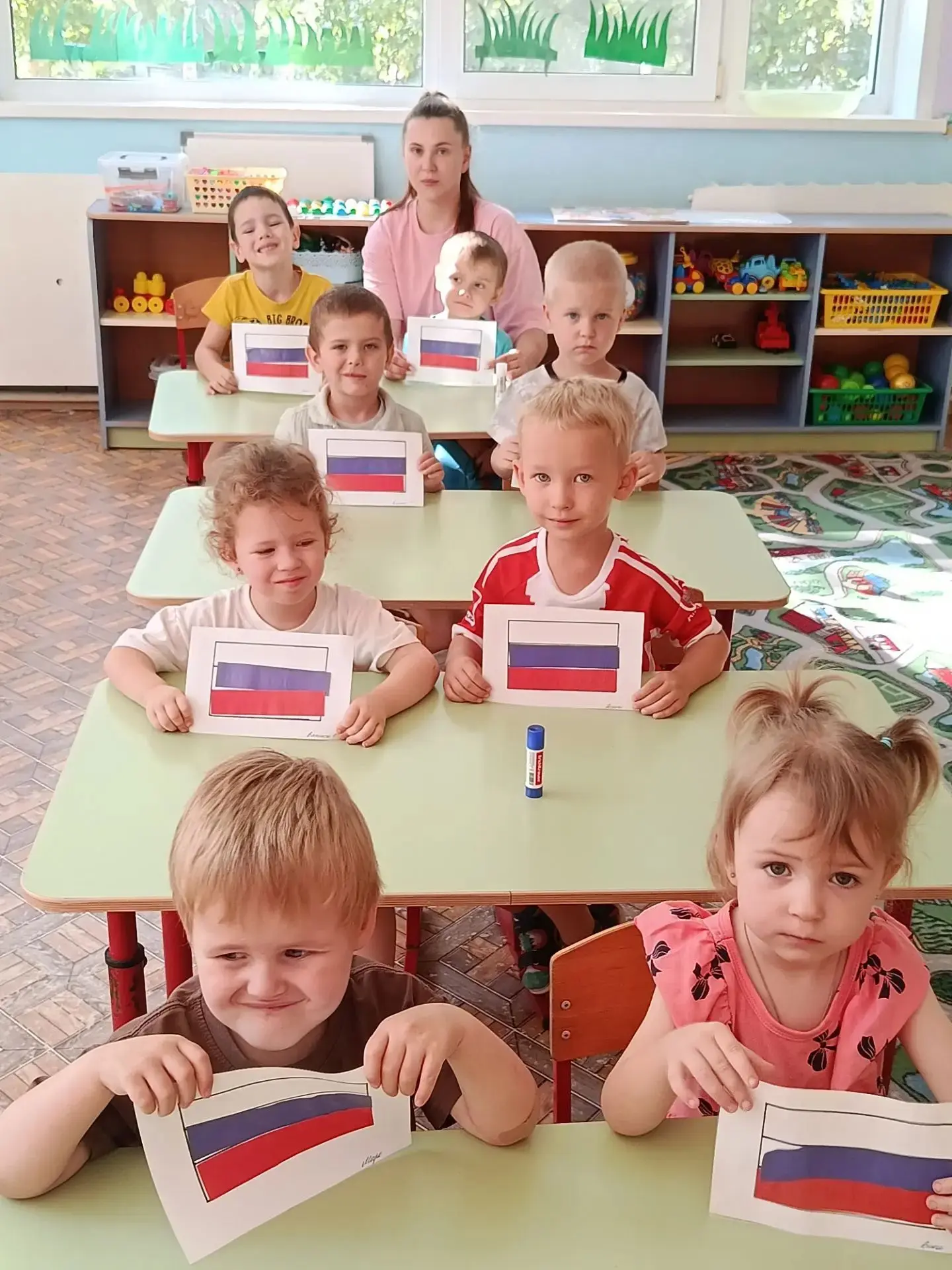 День Государственного флага России в младшей группе — это весёлый и познавательный праз...