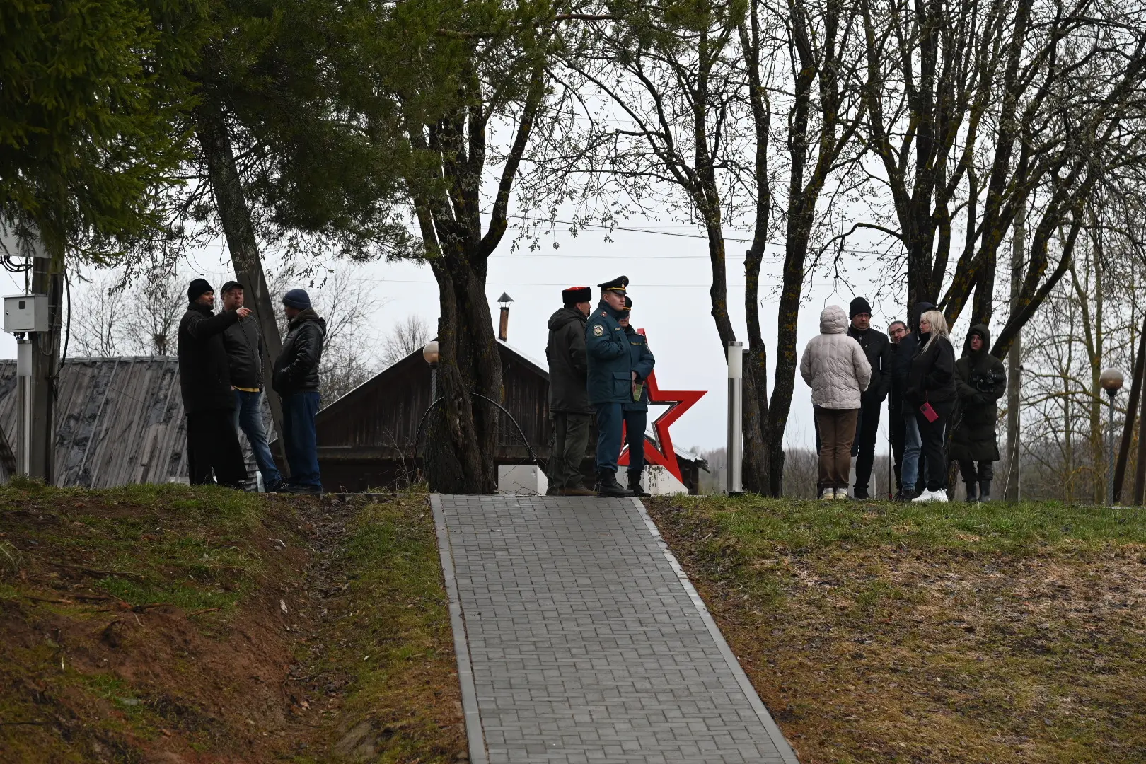 В Монастырском. Село Монастырское - одно из самых красивейших мест крестного хода. Паломники заходят