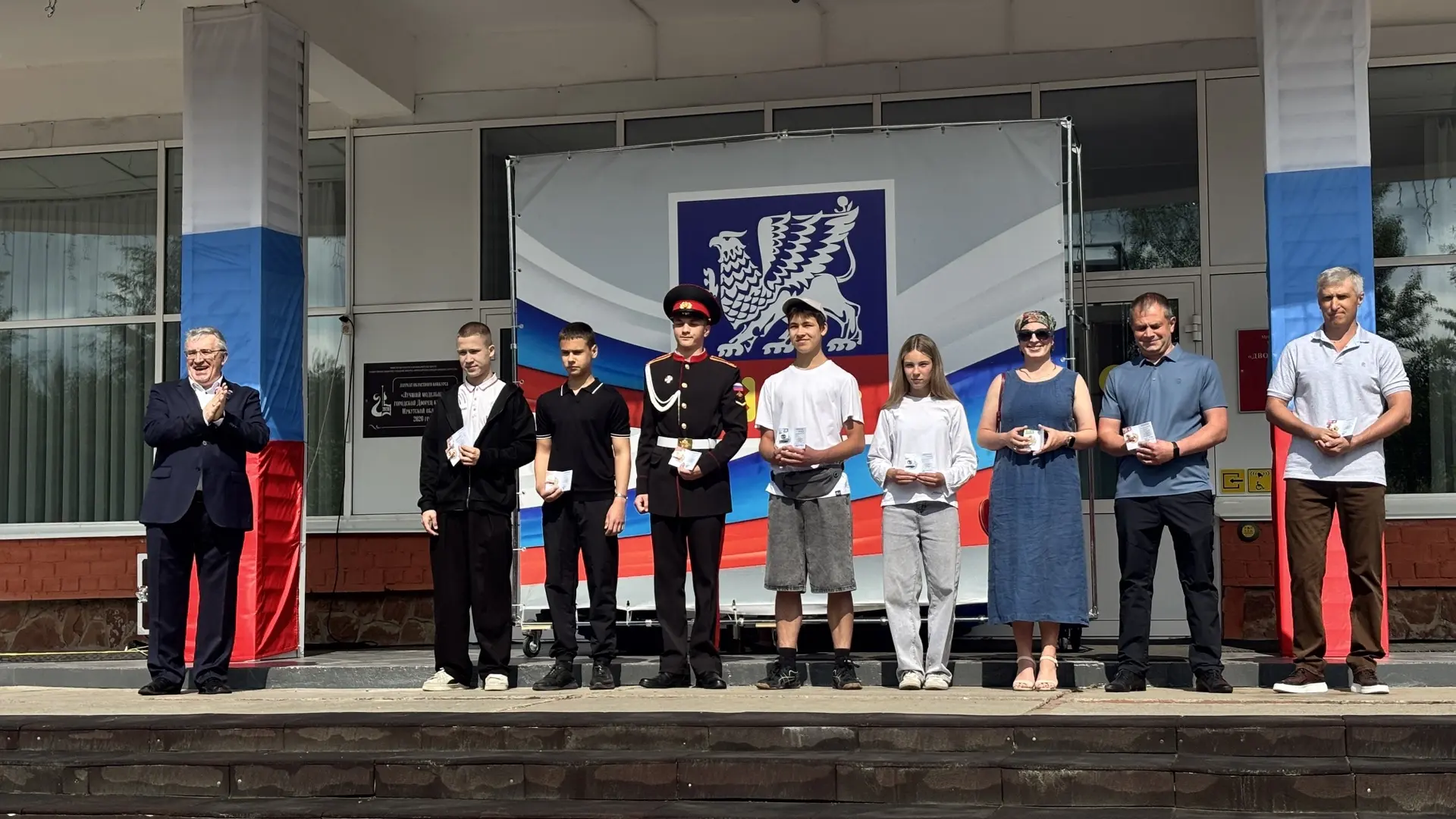 Сегодня, в День России, на открытой площадке ДК «Юность» состоялось торжественное вручение знаков от