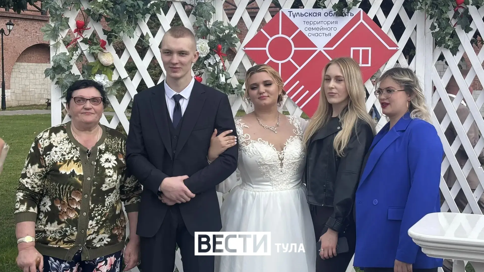 А в это время в Кремле - праздничная роспись.