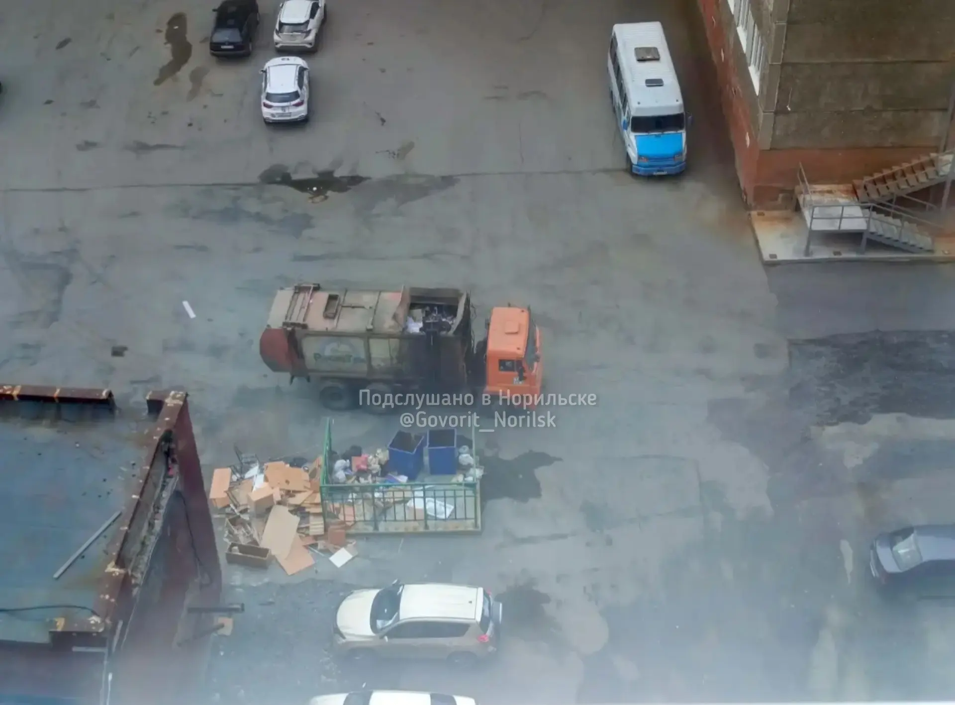 Доброе утро , приехали с баков забрали, а остальное уже неделю лежит, кто это должен уб...