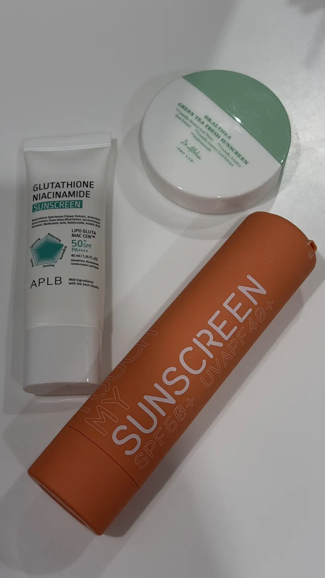 Любимое трио санскринов этого лета:

•APLB Glutathione Niacinamide Sunscreen
На случай, если надо су