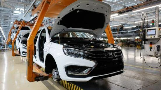 Россия начала поставлять легковые автомобили в Оман. Об этом сообщил заместитель главы ...