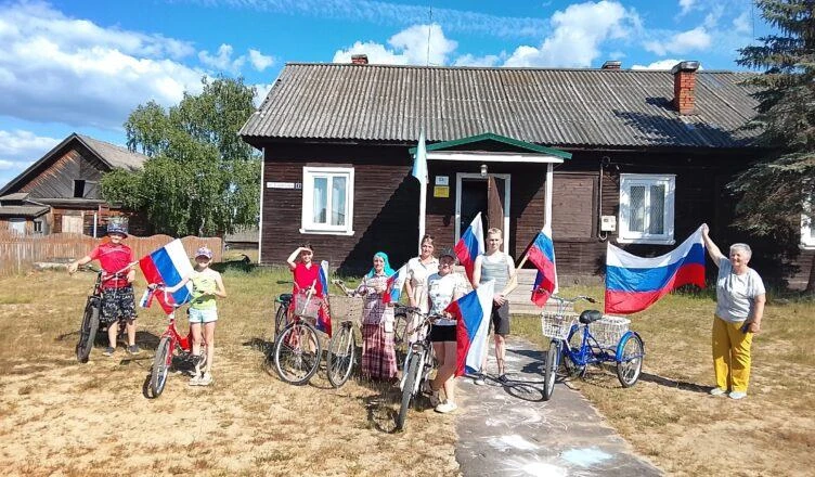 Праздничный калейдоскоп в Любимовке: Велопробег, орнаменты и кино

В рамках проекта «Летняя мозаика»