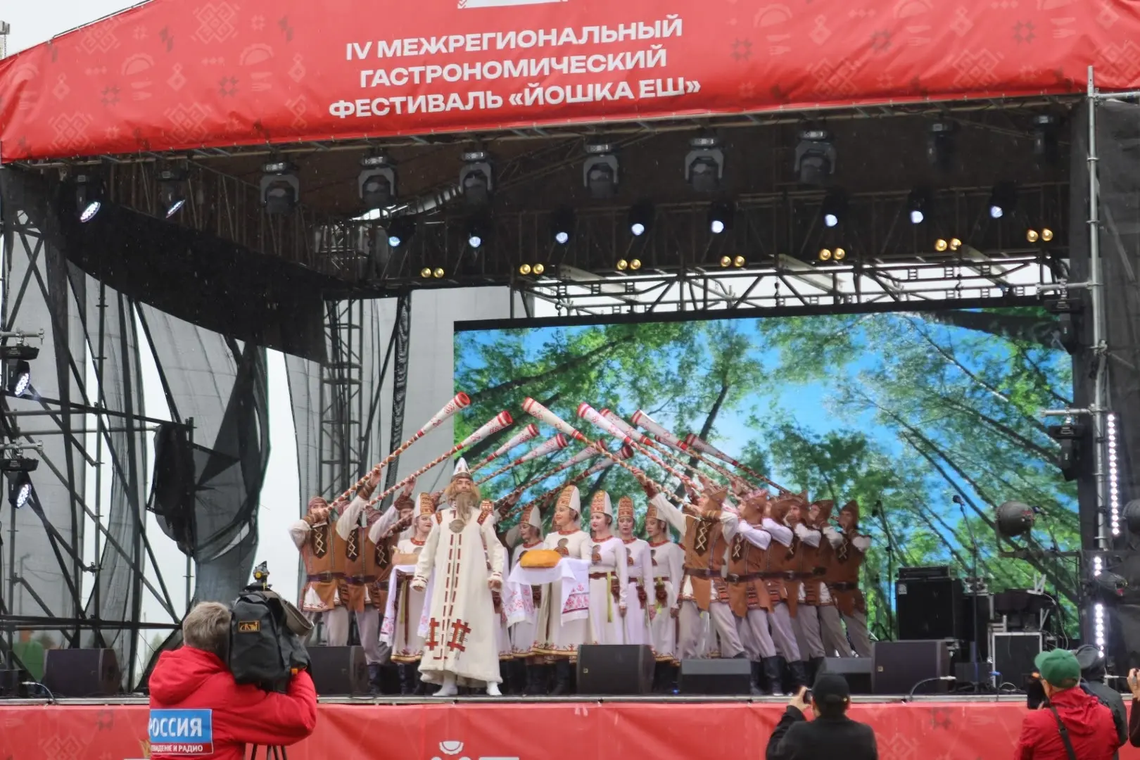 На Медведевском ипподроме проходит гастрономический фестиваль "Йошка Еш".