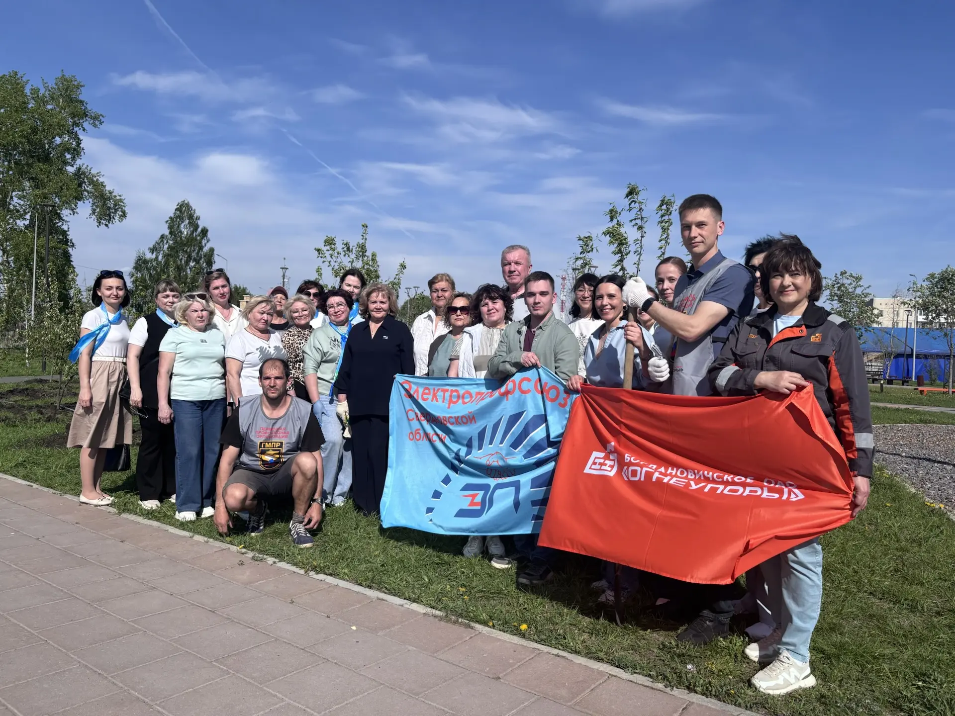 Сегодня в парке прошла высадка яблонь «Аллеи труда» с представителями профсоюзов МО Богданович и Пре