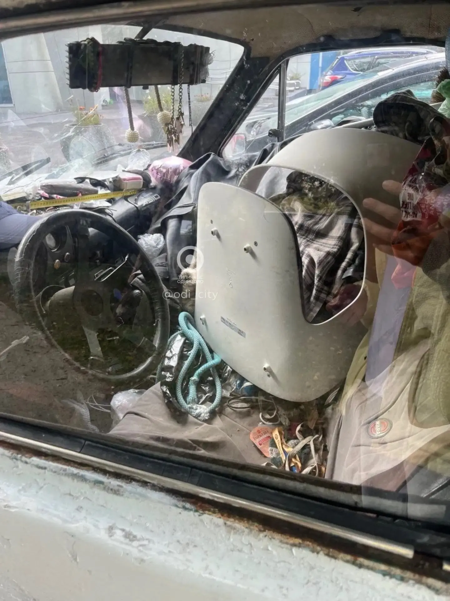 Жители 8 микрорайона вновь жалуются на брошенные с мусором автомобили во дворах на Союзной