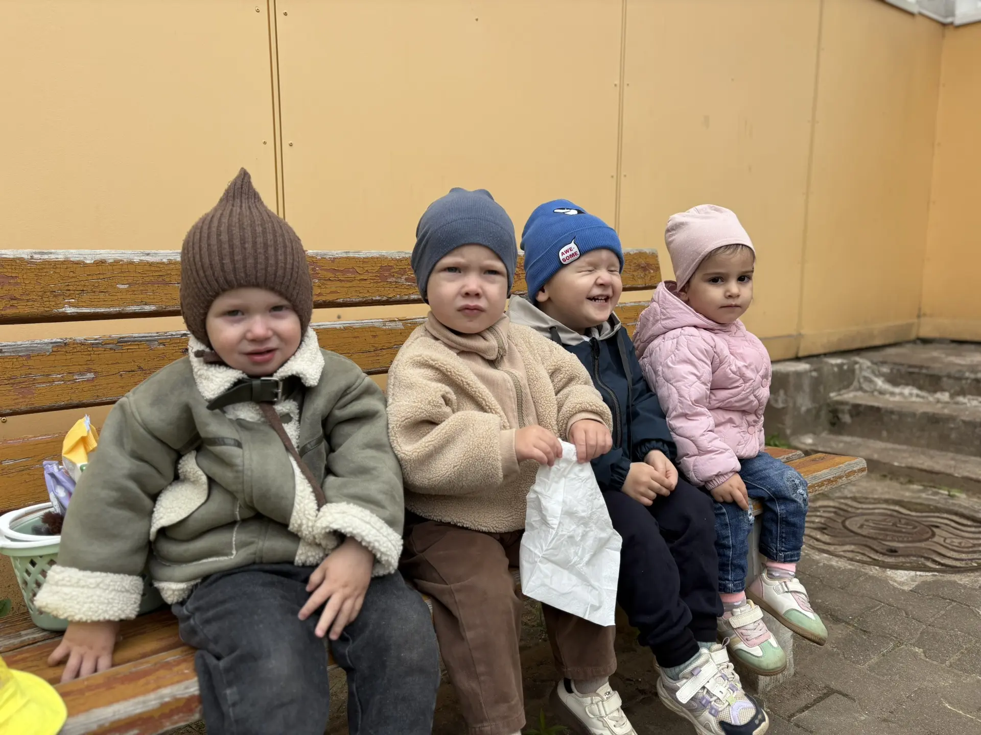 Дети сразу и непринужденно осваиваются со счастьем, ибо они сами по природе своей — радость и счасть