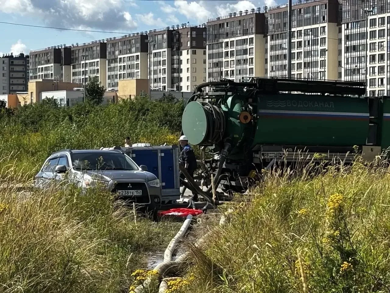 Специалисты Водоканала двое суток ликвидировали крупный засор в Красносельском районе, ...