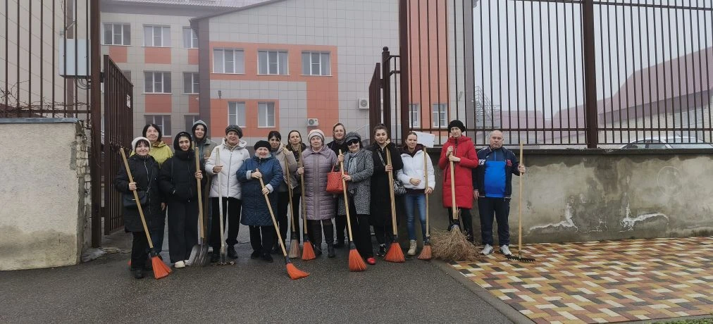 Сегодня в нашей гимназии прошел субботник! 🌿   Учителя активно приняли участие в уборке территории, 