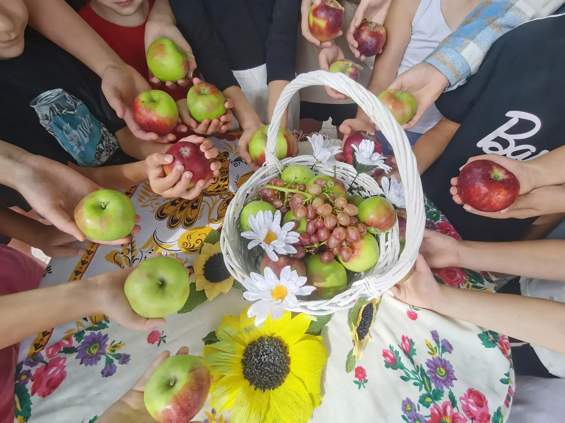🍎 19 августа для детей была проведена познавательно-игровая программа «А у нас- Яблочн...
