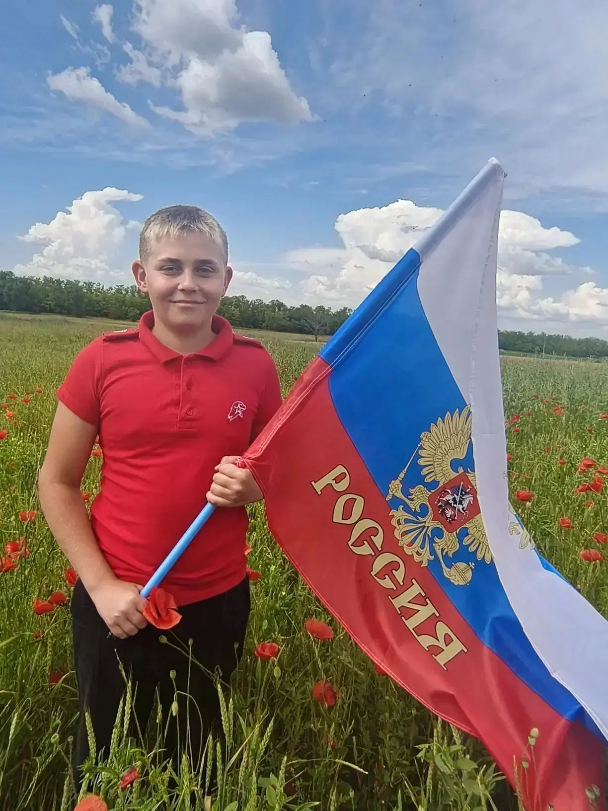 Лысак Владислав, учащийся 7 класса принимает участие в акции"Флаги России"
#МыРоссия
#РоссияВеликая
