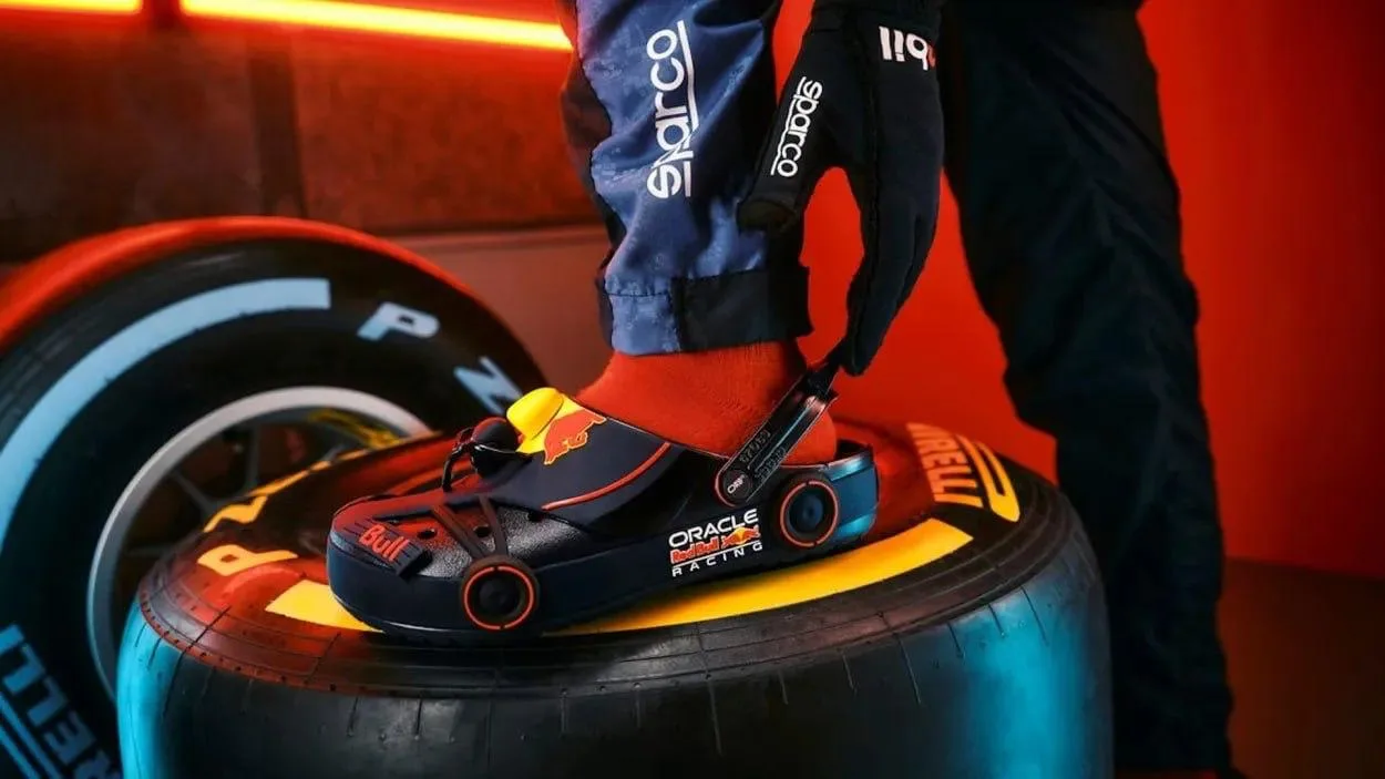 🏎 Гоночные тяги: Crocs и Red Bull выпускают коллекцию сабо в виде болидов «Формулы-1»  Бренды обещаю