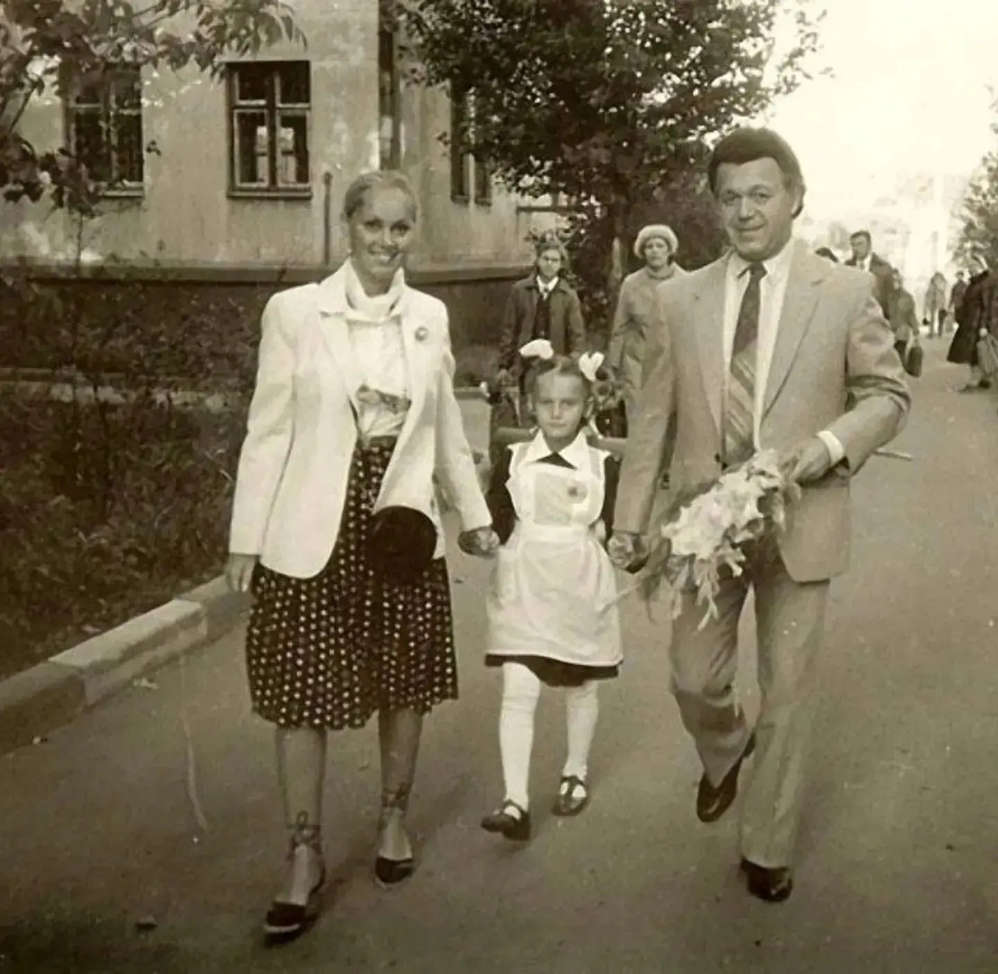 Иосиф Кобзон ведёт дочку в школу (1980-е годы).
