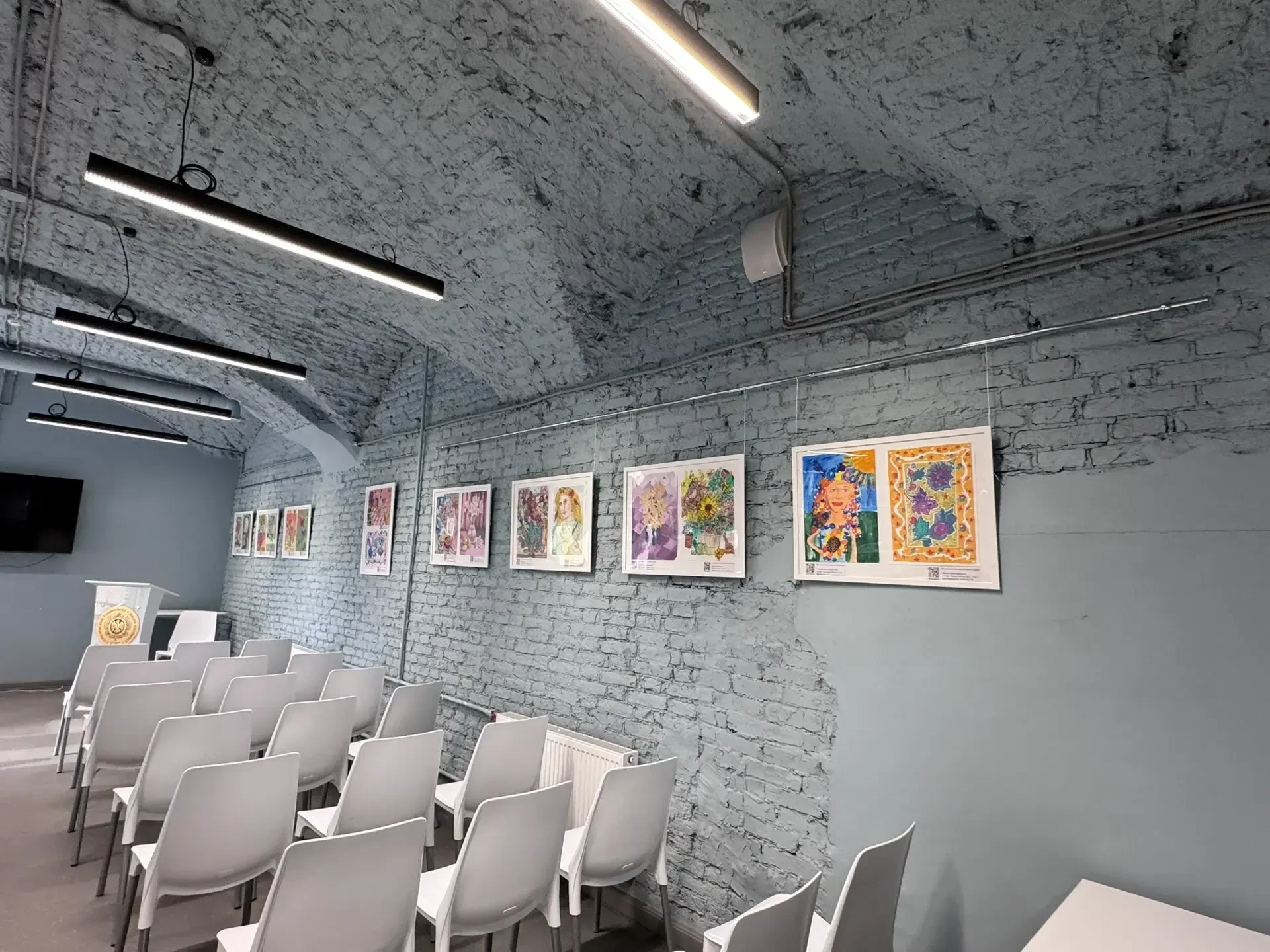 🖼Новая выставка в нашей гостиной. Свои работы на этот раз представили совсем юные художники — ученик