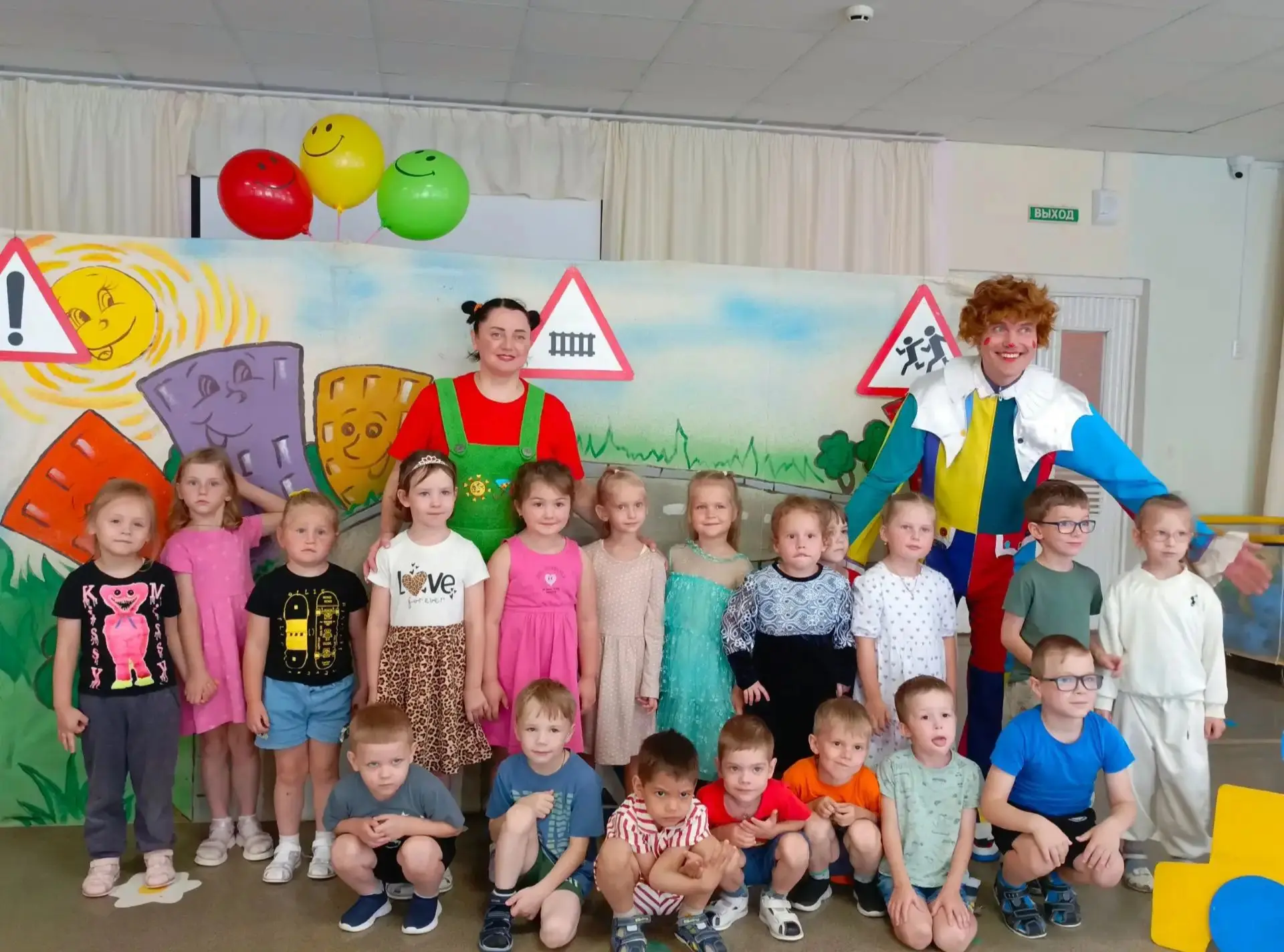 🚦Вчера наши ребята оказались в Стране Дорожных Знаков.
