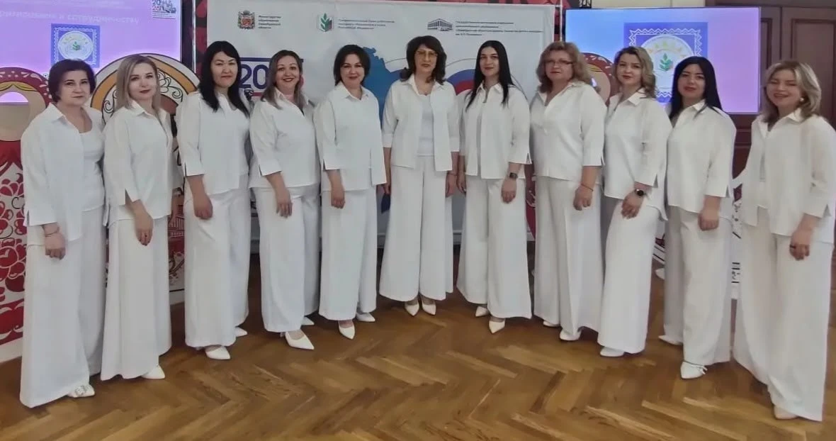 1 апреля на базе ООДТДМ им. В. П. Поляничко дружный хор учителей МОАУ "СОШ №84" и Мирош...
