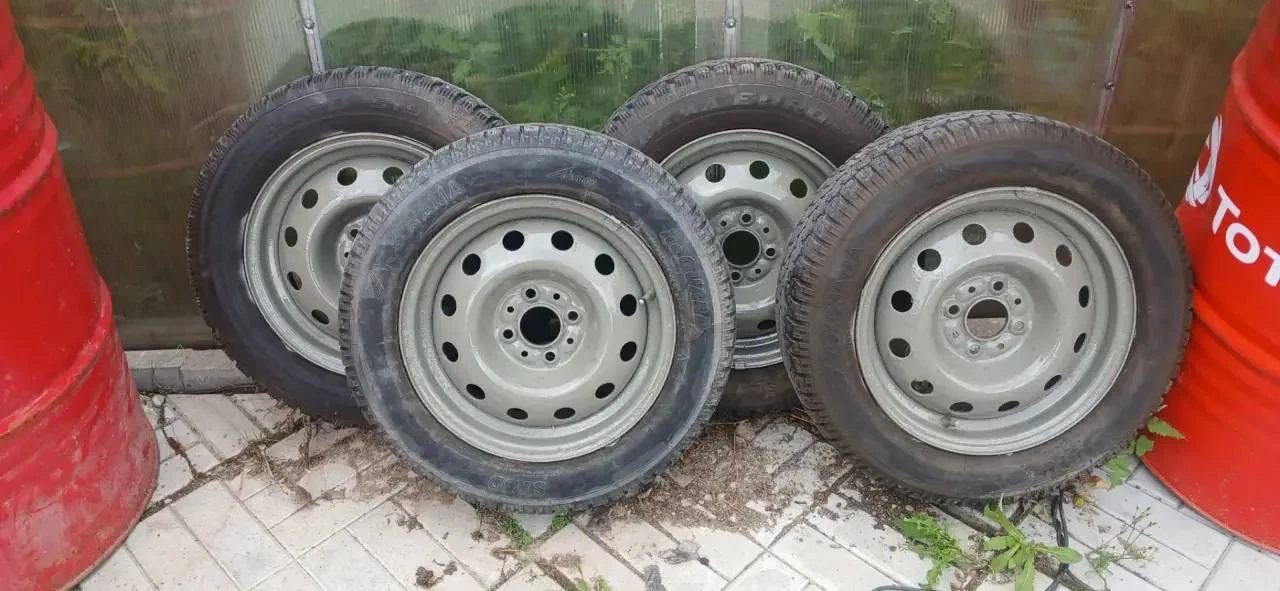 R14
На ваз 
Зима в сборе 4 колеса
Разболтовка 4*98
Накаченные колёса
Казань
Цена 10. Тыс рублей
8987