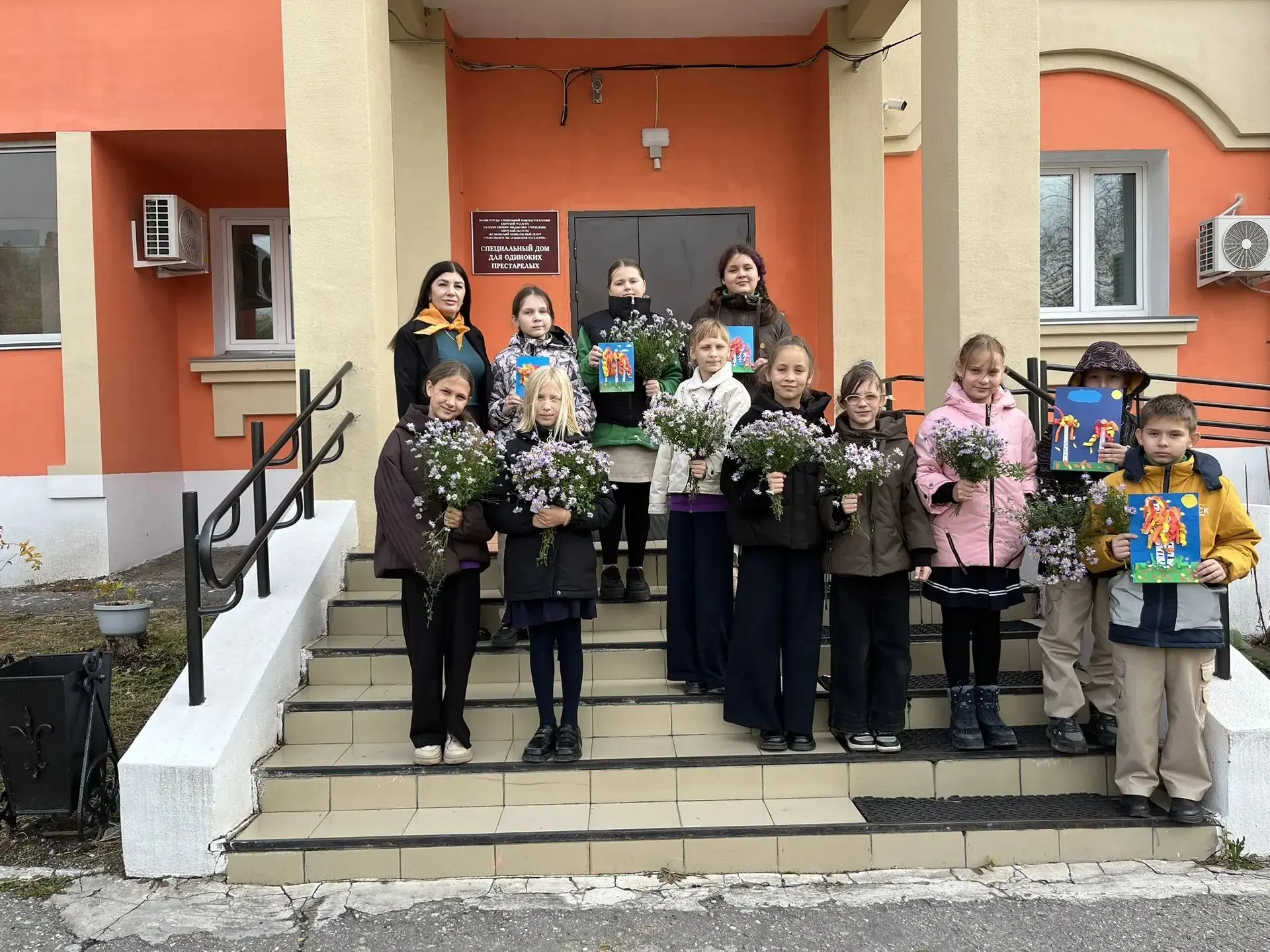 ‎🌷 День добра и уважения: Юнармейцы и Орлята России навестили постояльцев Пансионата д...
