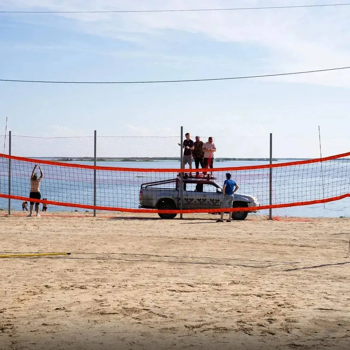 🏐 На Полябте установили две волейбольные сетки

Площадка на берегу реки разделена на две зоны — для