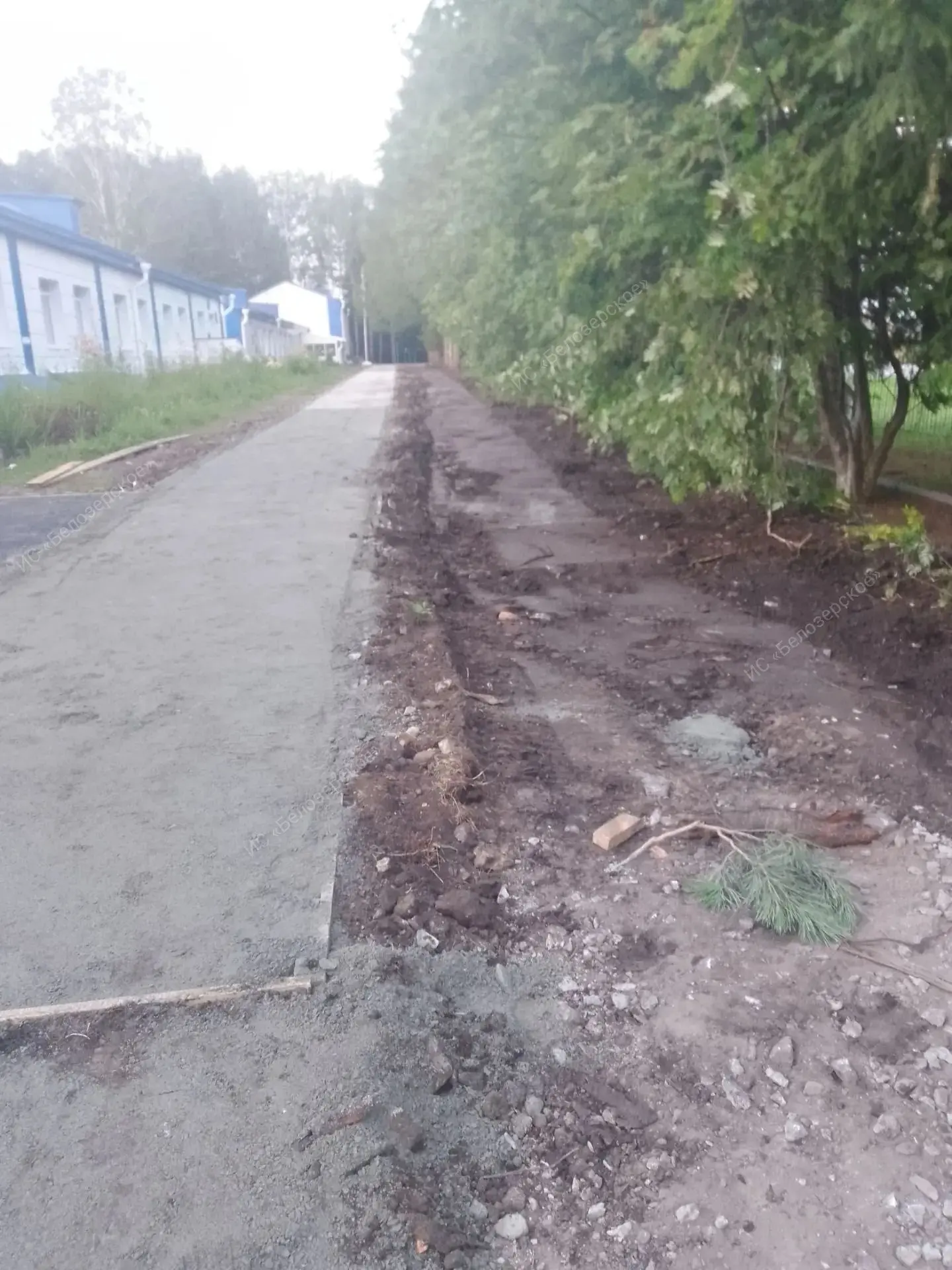 Пришкольная дорожка в Ягодной: асфальт сняли, работы бросили