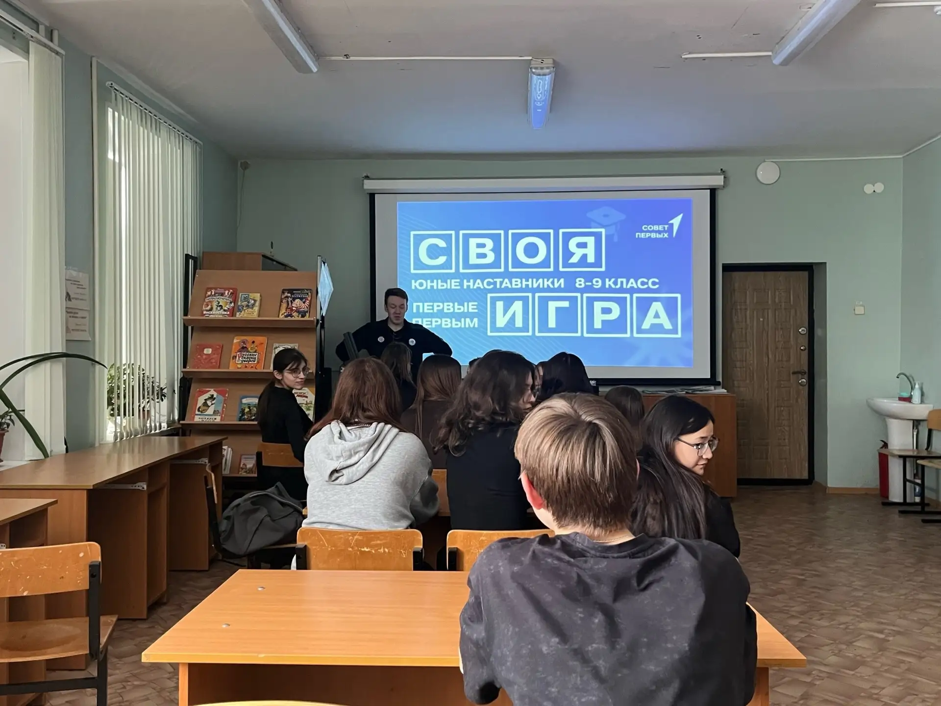 В библиотеке для 9-го класса прошла викторина "Первые Первым"  В пятницу в нашей школе состоялось ув